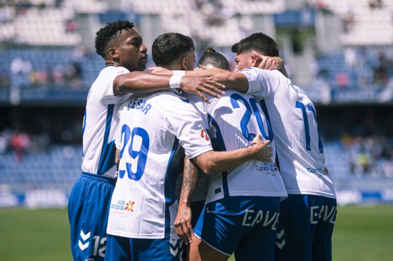 2-0 | El Tenerife avanza con contundencia y derrota al Huesca en casa
