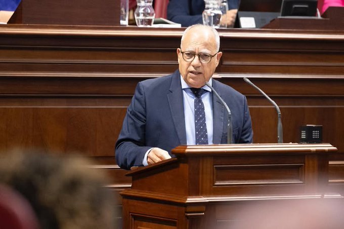 Aprobado el dictamen sobre el reto demográfico. Imagen: Casimiro Curbelo en el Parlamento de Canarias. ASG