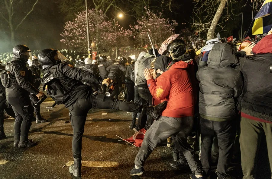 La policía antidisturbios turca se enfrentaba a los manifestantes en Estambul este domingo, 23 de marzo EFE/EPA/Erdem SahinN