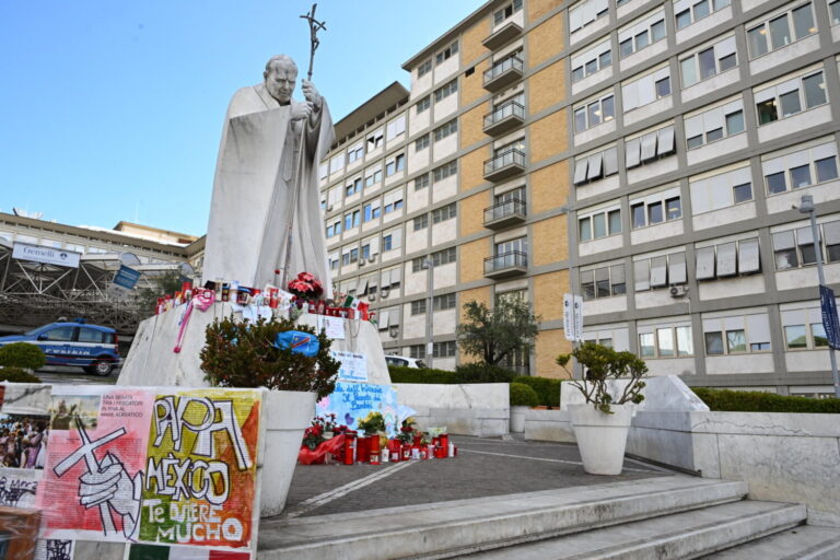 El Papa ha pasado una noche «tranquila» y está descansado