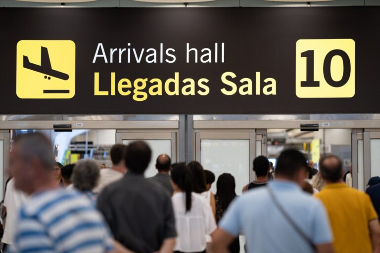 Las aerolíneas advierten de posibles recortes en rutas con Canarias por el impago de subvenciones