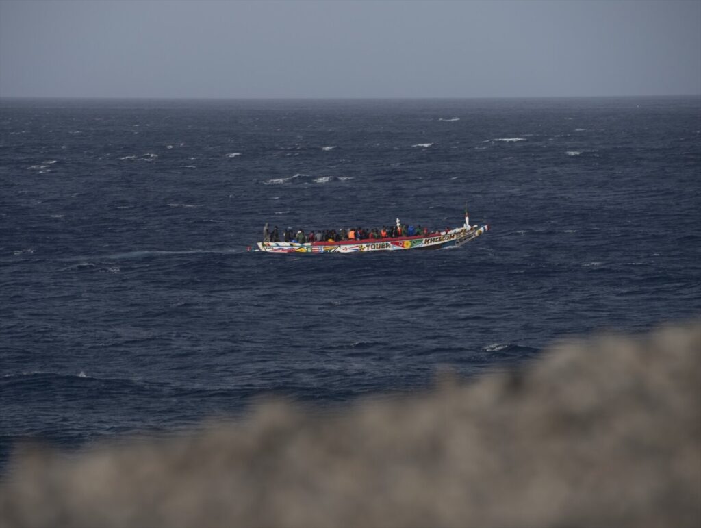 Llega un cayuco con 90 migrantes a La Restinga. (ARCHIVO) Un cayuco a su llegada al puerto de La Restinga, a 19 de agosto de 2024, en El Hierro, Canarias (España). Antonio Sempere / Europa Press