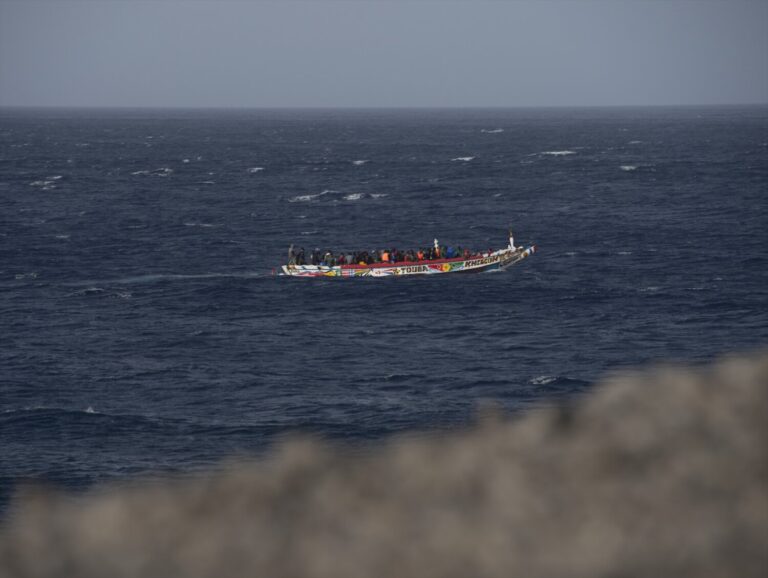 Llega un cayuco con 37 migrantes a La Restinga