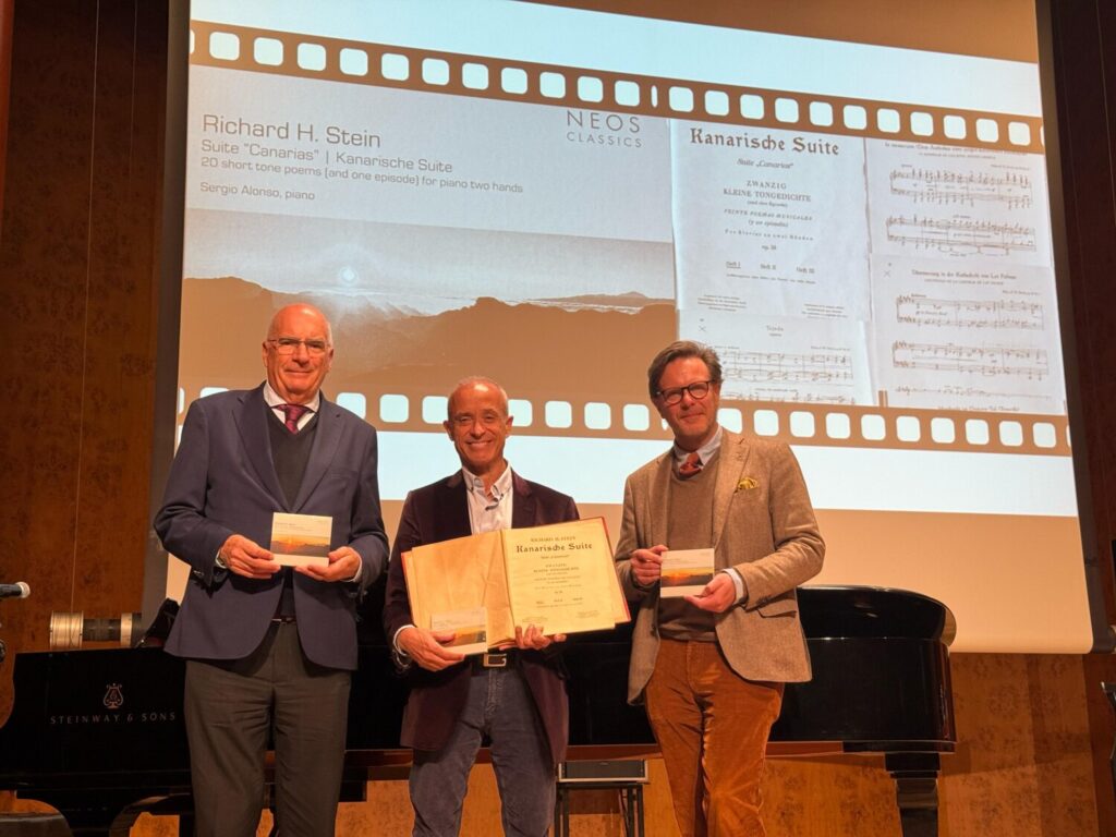 Sergio Alonso presenta en el Auditorio Alfredo Kraus ‘Suite Canarias’ de Richard H. Stein. Juan José Laforet, Sergio Alonso, Tilman Kuttenkeuler durante la rueda de prensa en el Auditorio Alfredo Kraus/ Auditorio Alfredo Kraus.