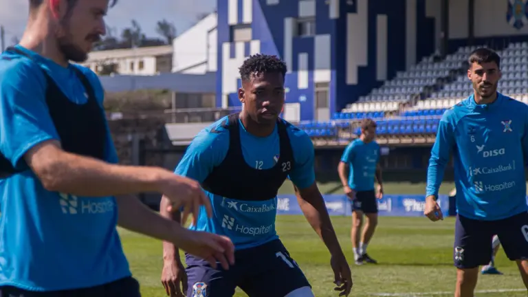 Anthony Landázuri, en Ecuador por asuntos burocráticos, baja del Tenerife en Gijón