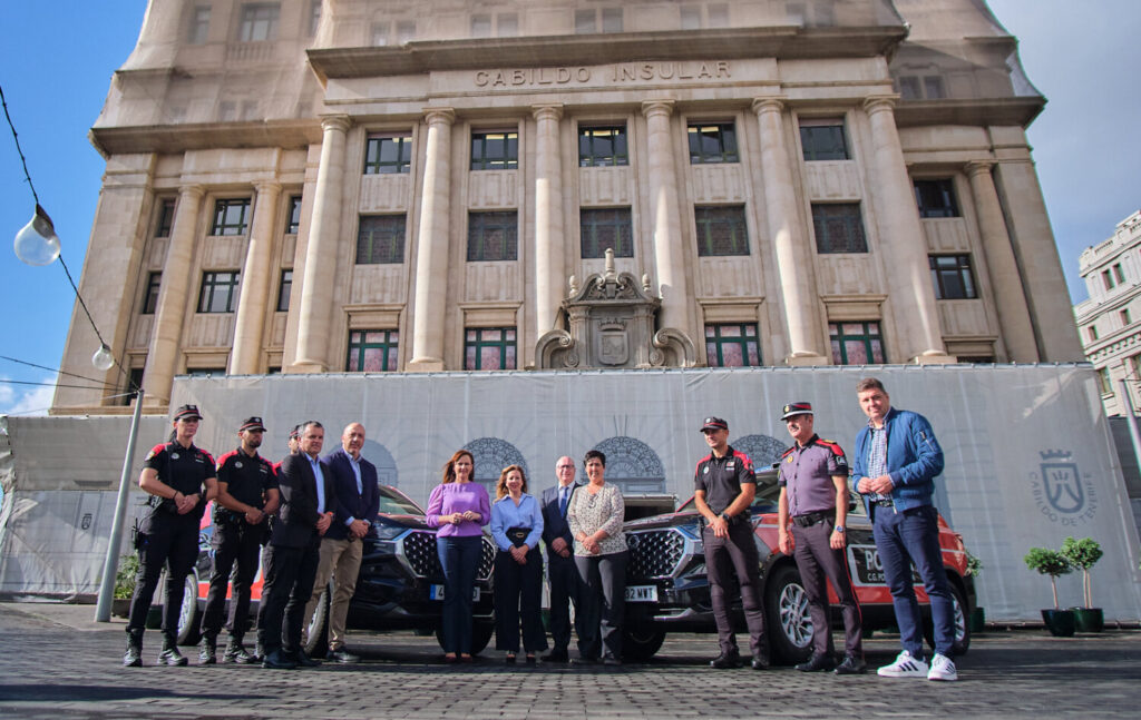 Tenerife refuerza la vigilancia ambiental de la Policía Autonómica. El Cabildo de Tenerife entrega dos todoterrenos a la Policía Canaria/ Cabildo de Tenerife.