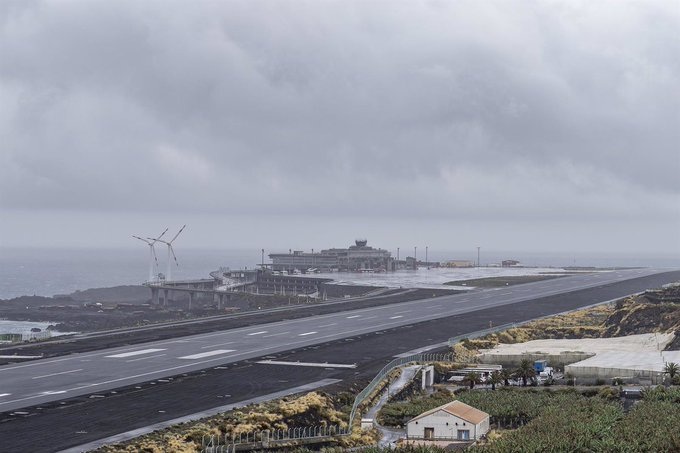 Nubosidad en el aeropuerto de La Palma. Imagen de archivo Europa Press