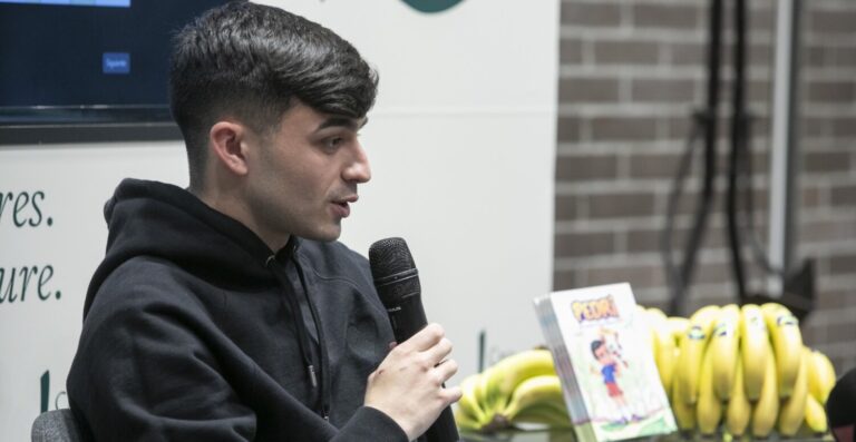 Pedri presenta su libro infantil ‘La leyenda de las botas de oro’