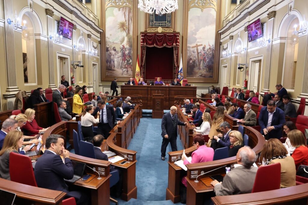 Pleno en el Parlamento de Canarias de este lunes, 25 de marzo. Imagen @parcan