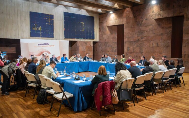 Clavijo explica la reforma de la ley de extranjería y avanza una conferencia con las ONG nacionales