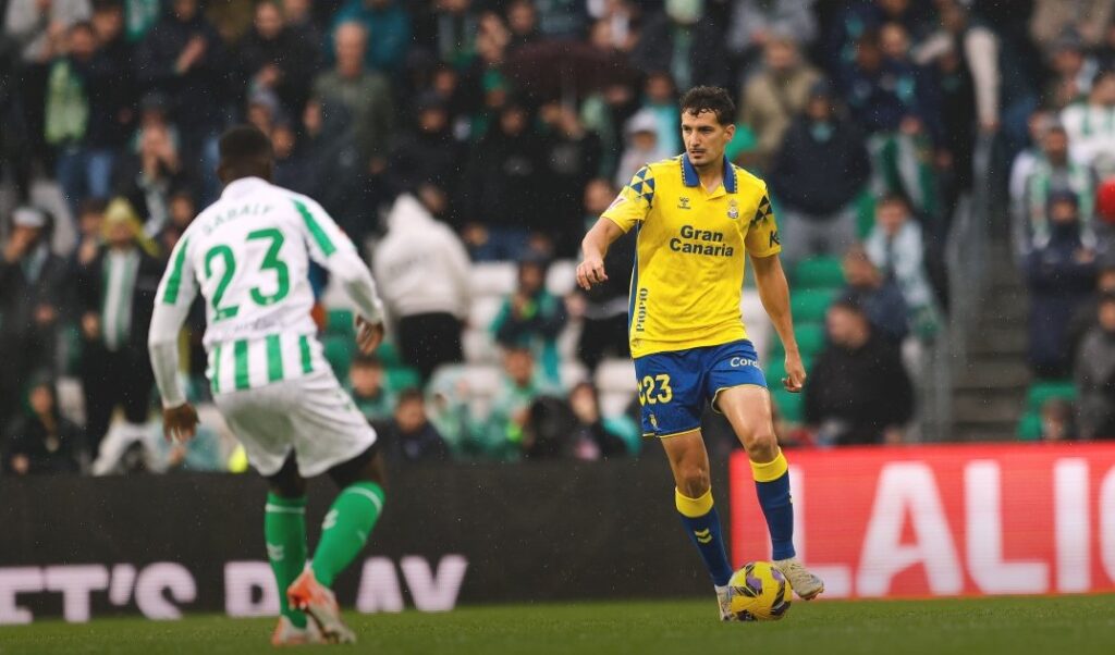 Alex Muñoz (d) frente a Sabaly (i) durante el partido de este domingo