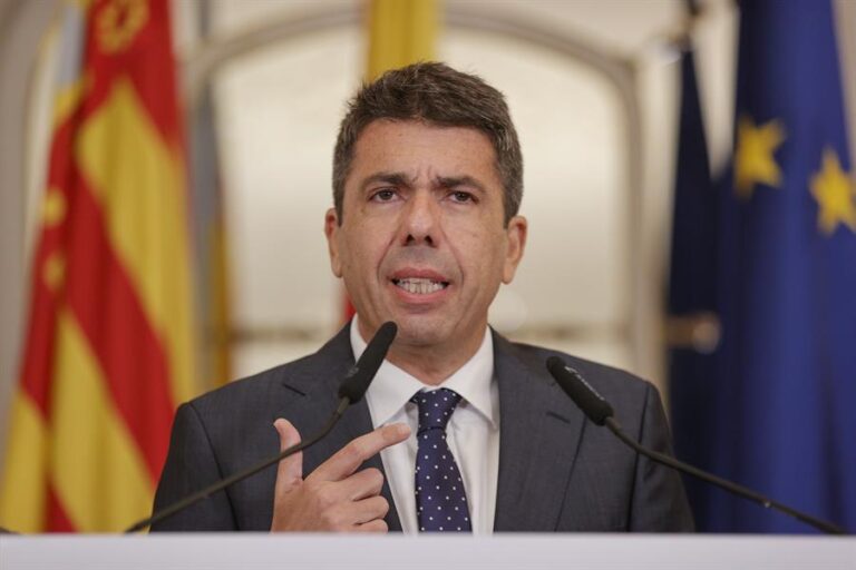 Mazón dice que va a seguir porque se debe «a los valencianos y a la reconstrucción»