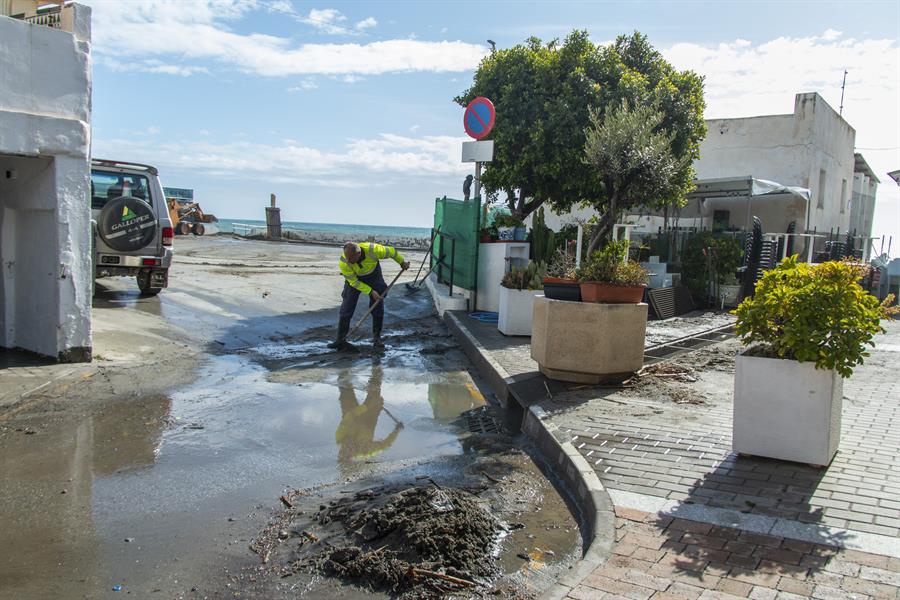 Efectos del reciente paso de la borrasca Laurence y el fuerte temporal de poniente en el litoral andaluz. Imagen EFE