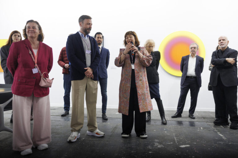 Los reyes inauguran ARCO 2025 con un emotivo homenaje a Helga de Alvear