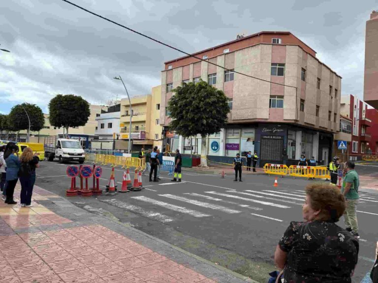 Los servicios sociales atienden las compras y bienes esenciales de las 23 familias evacuadas de un edificio en Vecindario