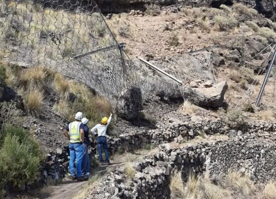 Un nuevo desprendimiento en el risco de El Time rompe las mallas de seguridad