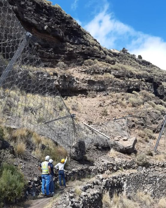 Un nuevo desprendimiento en el risco de El Time rompe las mallas de seguridad