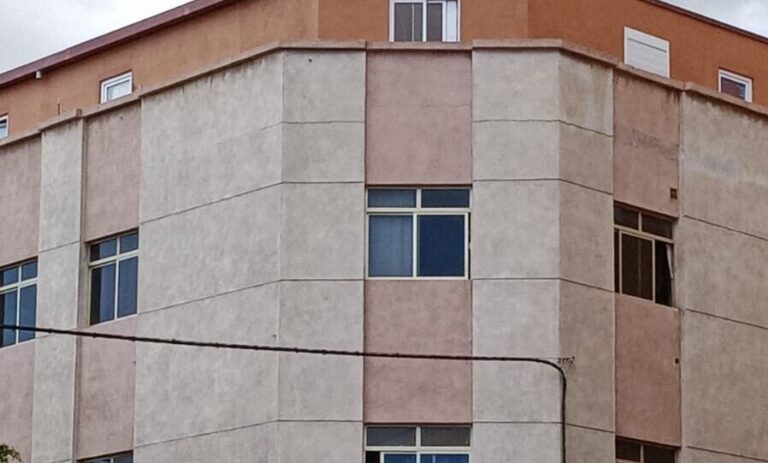Los vecinos del edificio de Vecindario esperan regresar hoy a por sus cosas