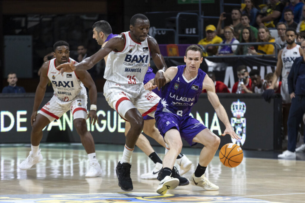 El resultado del partido entre el La Laguna Tenerife y el Baxi Manresa definirá qué equipos españoles continúan en la competición / Archivo EFE 