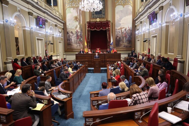 Los grupos parlamentarios se posicionan al discurso del presidente de Canarias