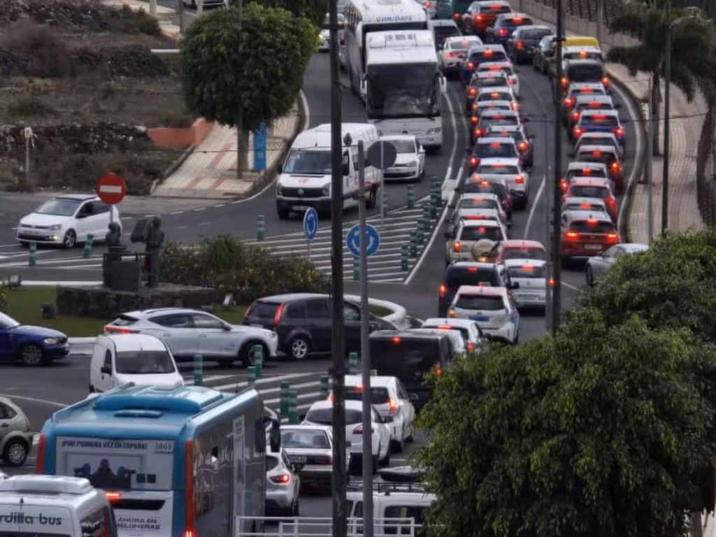 El atasco comenzó sobre las 13.49 horas, en ese momento el 112 recibió la alerta de este incendio de una microguagua a la altura de la potabilizadora