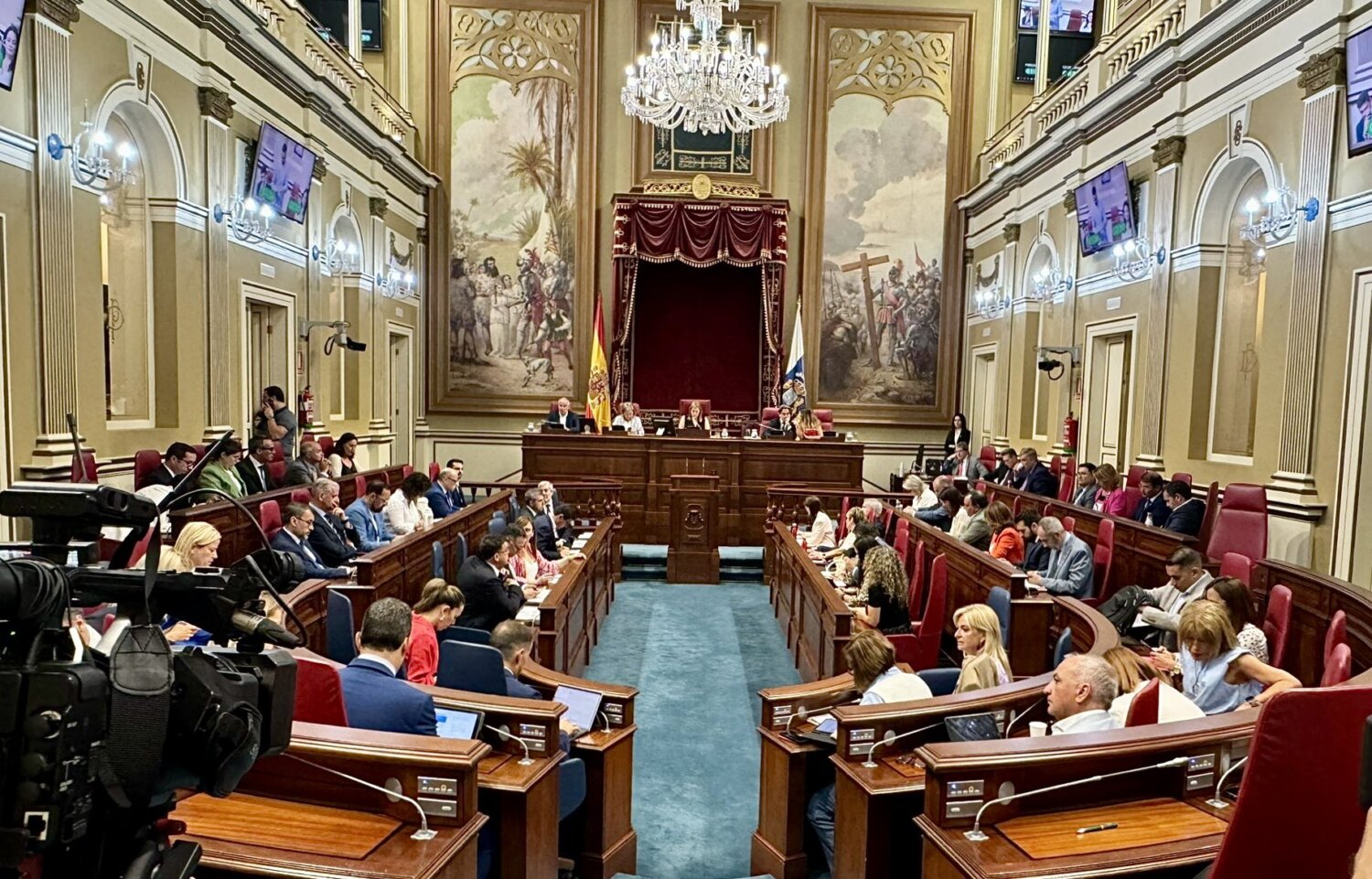 Luz verde para declarar el salón de plenos del Parlamento canario «lugar de memoria»