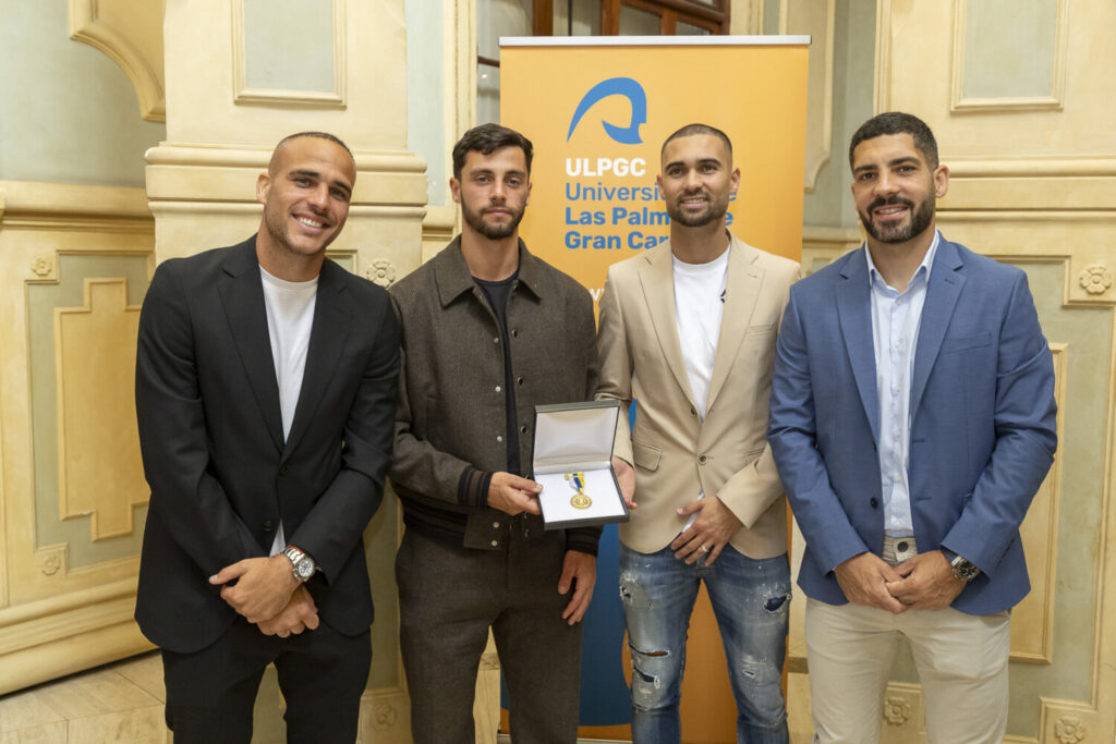 Jugadores de la UD Las Palmas asistieron a recoger la medalla que entregaba la ULPGC por el compromiso social del club / UD Las Palmas