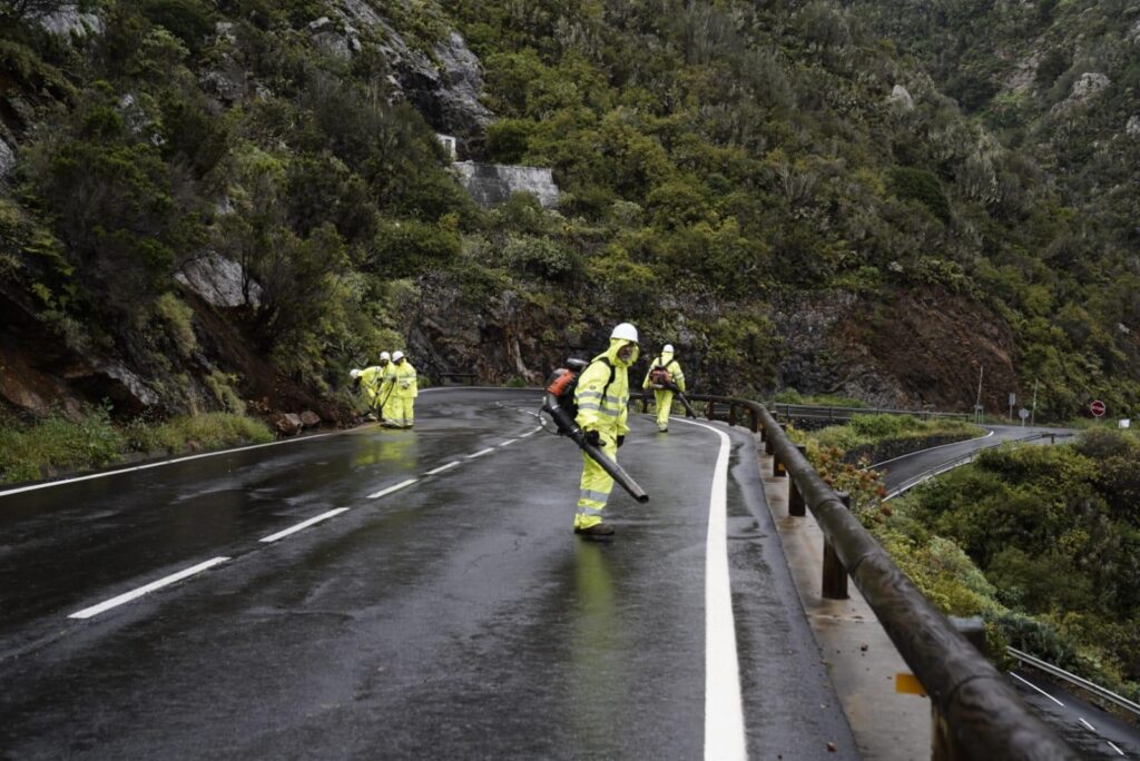 Operativo de mantenimiento y conservación de carreteras de La Gomera actuando en la red viaria insular afectada por desprendimientos/ Cabildo de La Gomera.
