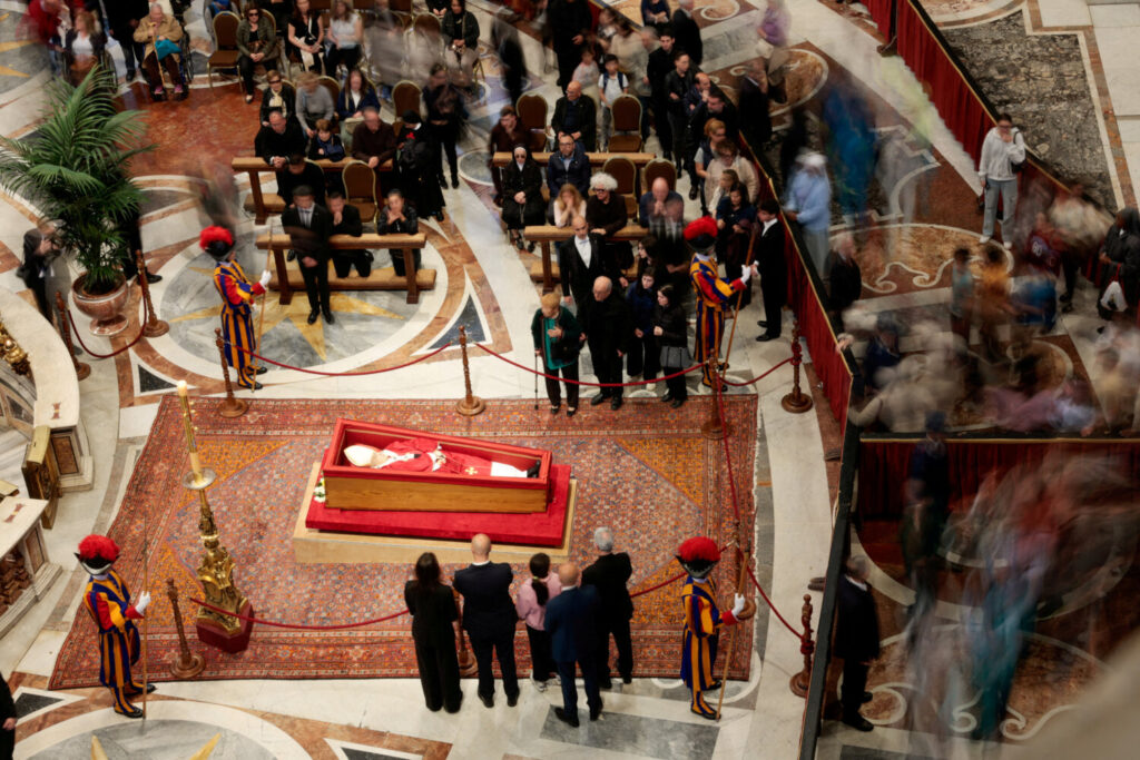 El Papa Francisco descansa en la Basílica de San Pedro del Vaticano, 24 de abril de 2025.