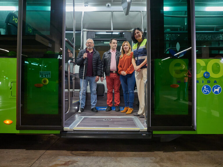 Tenerife instala códigos visuales en 1.500 paradas de Titsa