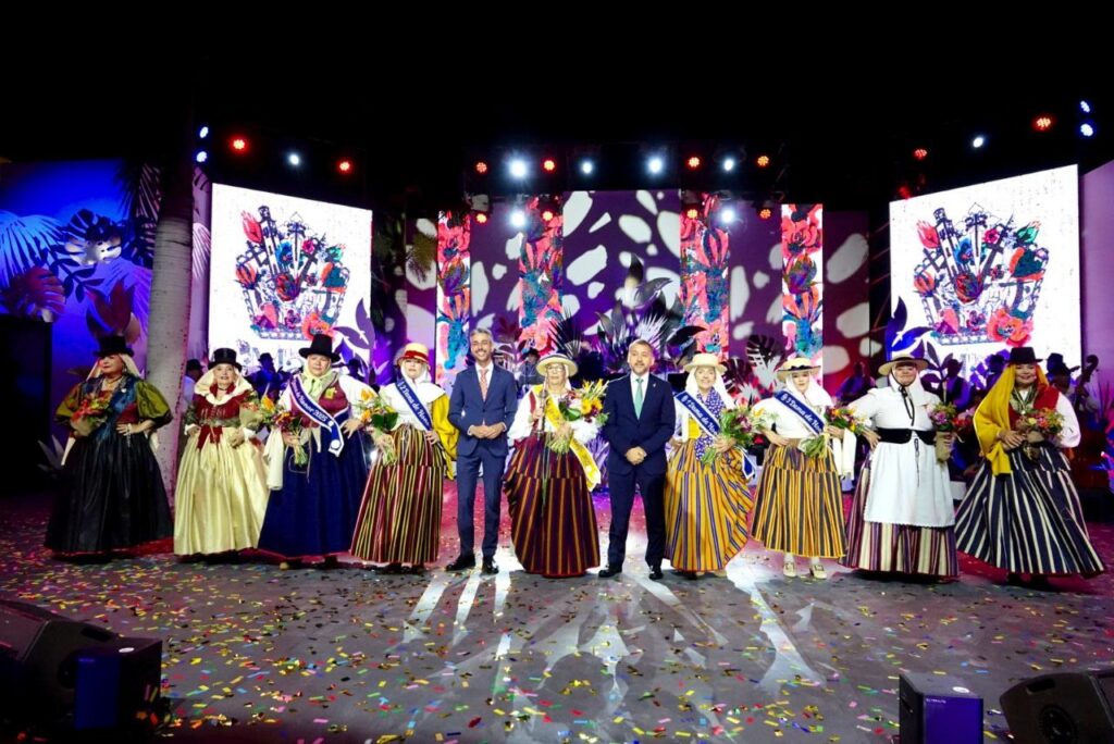 La reina lució el traje típico “Mujer de diario de Tenerife según Soledad Diston”, en representación de la Asociación de Mayores San Andrés La Torre