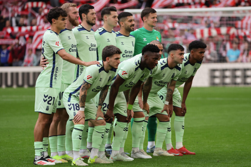 Athletic Club – UD Las Palmas (1-0) | Iñaki Williams le da la victoria al conjunto local. BILBAO, 23/04/2025.- Los jugadores de la UD Las Palmas posan momentos antes del partido de LaLiga entre el Athletic y la UD Las Palmas, este miércoles en el estadio de San Mamés. EFE/ Luis Tejido