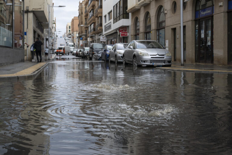 Incidencias de la borrasca Olivier en Canarias: inundaciones, vuelos desviados y carreteras cortadas en el primer día