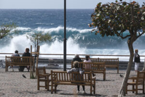 El oleaje y la mala mar golpean la localidad de Bajamar, en el municipio de La Laguna en Tenerife (archivo). EFE/Alberto Valdés