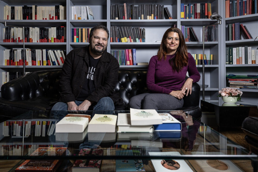Andrea Cabrera Kñallinsky y Aldo García nos invitan a ‘Parabere’.