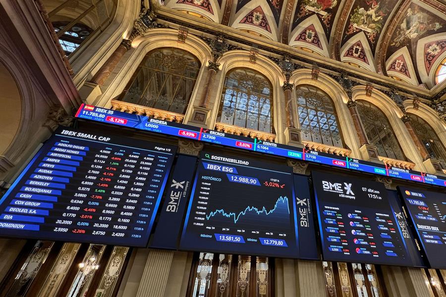 La bolsa y los mercados internacional intentan recuperarse de un lunes de fuertes caídas. Imagen EFE