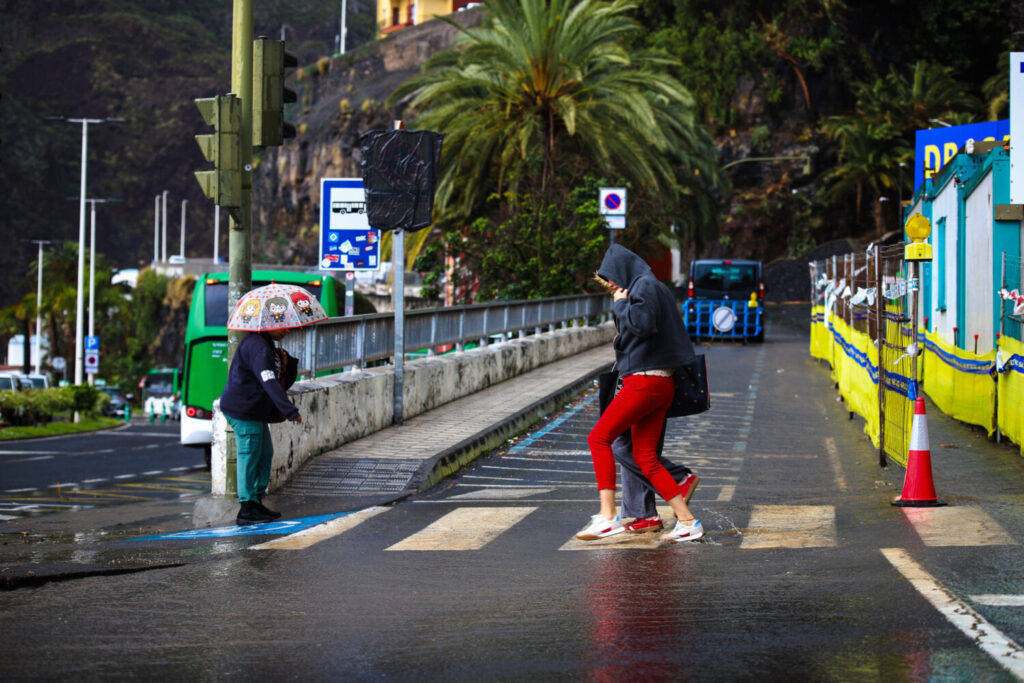Fotos de la Borrasca Nuria en su paso por Canarias. SANTA CRUZ DE LA PALMA, 03/04/2025.- Varios viandantes bajo la lluvia en Santa Cruz de La Palma este jueves. La borrasca Nuria, situada en el suroeste de la Península, deja hoy cielos cubiertos y precipitaciones generalizadas, que afectarán especialmente a Canarias, con lluvias localmente fuertes en el oeste y rachas huracanadas de viento, especialmente en zonas altas de las islas de mayor relieve. EFE/ Luis G Morera