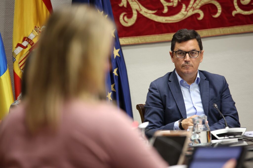 Colaboración con ayuntamientos en vivienda. Imagen: Pablo Rodríguez, consejero de Obras Públicas, Vivienda y Movilidad del Gobierno de Canarias en comisión parlamentaria. Gobierno de Canarias