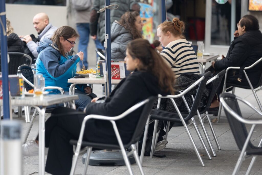 Las ventas en el sector servicios aumentaron un 5% en febrero. Varias personas en la terraza de una bar, a 4 de diciembre de 2023, en Madrid (España). Royal Bliss ha impulsado un estudio que refleja que el 79% de los jóvenes madrileños encuestados prefiere socializar en un bar, una cafetería o un restaurante. El momento preferido según el estudio es durante el ‘tardeo’ cuando las consumiciones en bares y pubs asciende a 30,7 millones y en las cafeterías a 11,6 millones. Eduardo Parra/ Europa Press.