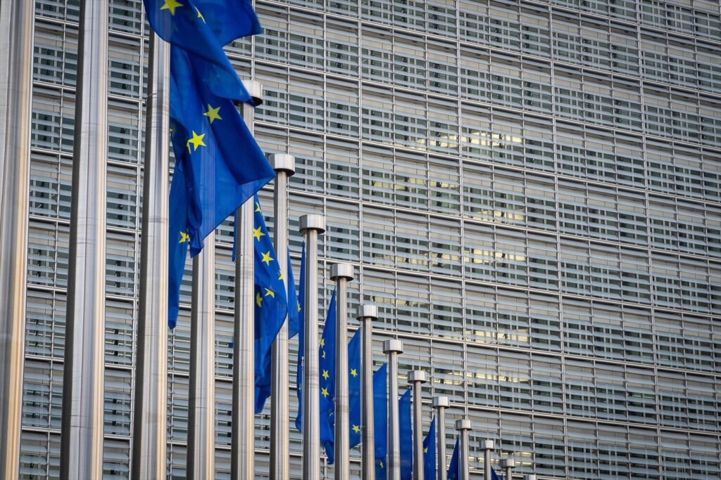 Los 27 de la Unión Europea buscan hoy fijar las directrices políticas de la represalia que diseña Bruselas a aranceles de Trump