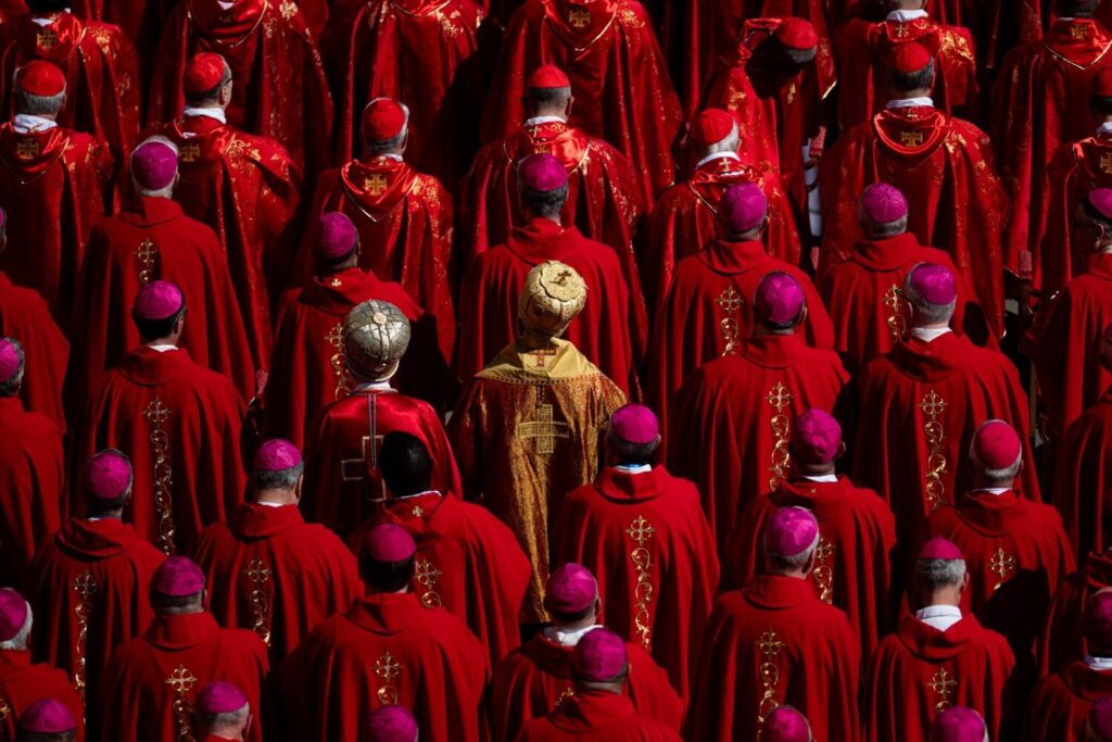 Religiosos durante el funeral del Papa, en la plaza de San Pedro del Vaticano