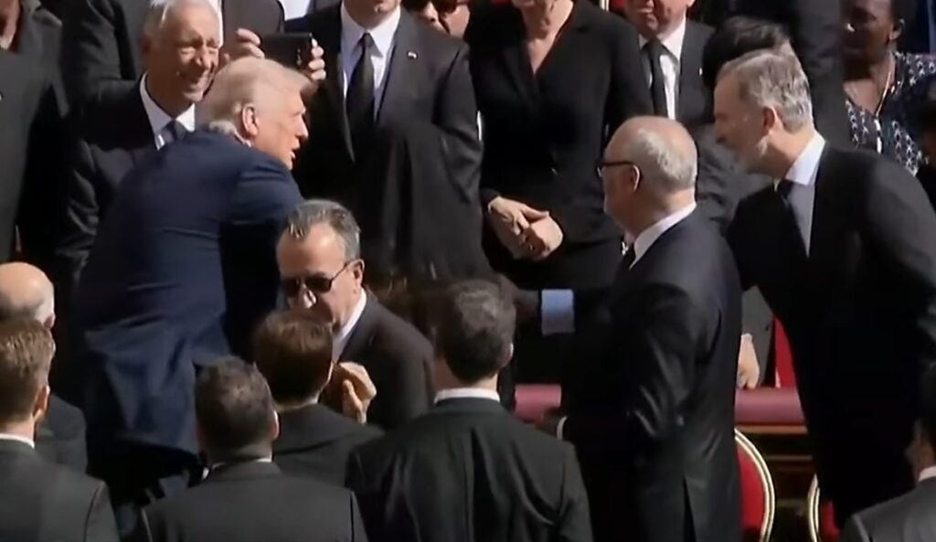 Felipe VI saluda al presidente de Estados Unidos, Donald Trump, antes del inicio del funeral del Papa Francisco
