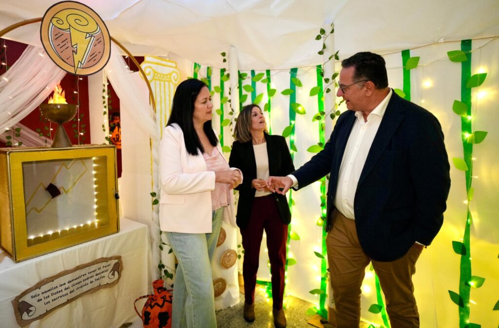 Poli Suárez apela al refuerzo de la labor docente en Canarias. Poli Suárez en la visita al escape room del CEIP José Pérez y Pérez/ Consejería de Educación del Gobierno de Canarias.