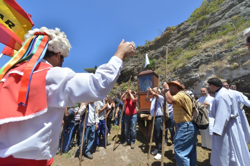 La jornada comenzó a las 12:00 horas con una misa solemne en el Santuario de la Virgen de Los Reyes, Patrona de El Hierro