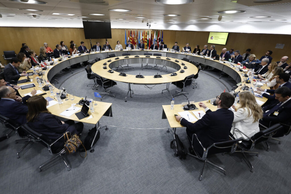 El ministro de Economía Carlos Cuerpo (c) preside el Consejo Interterritorial de Internacionalización celebrado este jueves en Madrid para analizar las medidas contra los aranceles de Estados Unidos. EFE/ Sergio Pérez