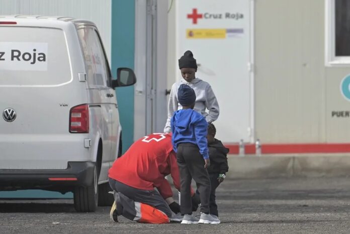 El viceconsejero de Bienestar Social, Francis Candil, considera que se está realizando con lentitud el reparto de los menores migrantes solicitantes de asilo que están en Canarias