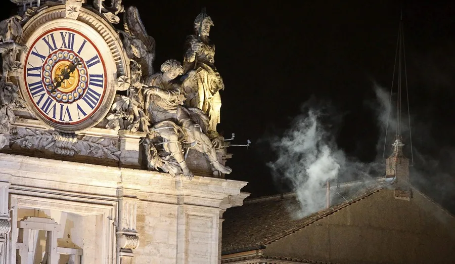 Tras la fumata blanca transcurre normalmente una hora hasta que se anuncia el ¡Habemus papam!