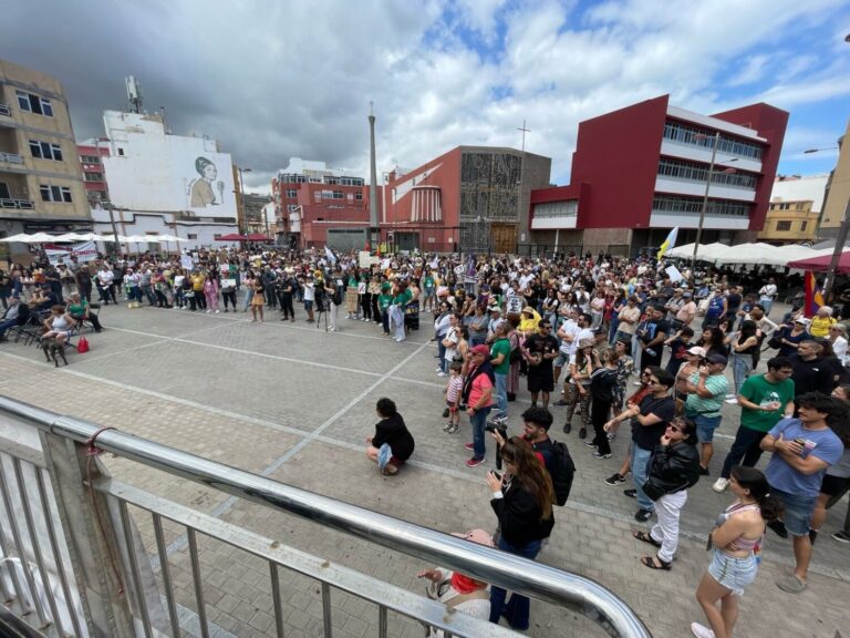Cientos de personas se concentran en Canarias para defender el derecho a una vivienda digna