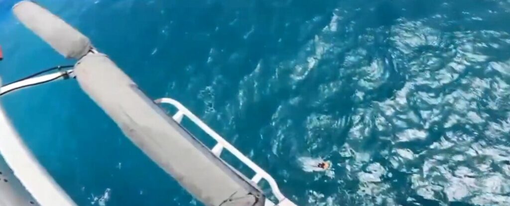 Imagen del rescate del cuerpo sin vida del pescador caído al mar en la costa de La Oliva, en Fuerteventura