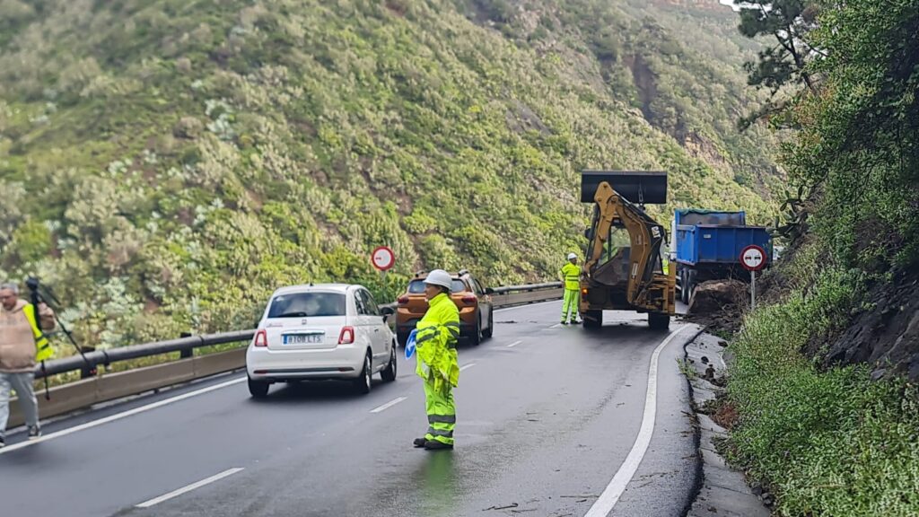 Retirada de una piedra en la GM1, en La Gomera. Imagen cedida.